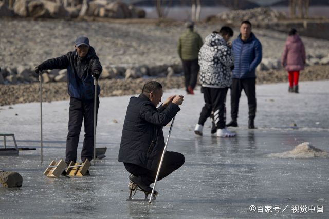 吉林老汉自制"单腿驴",每天在冰上玩着就能把钱挣